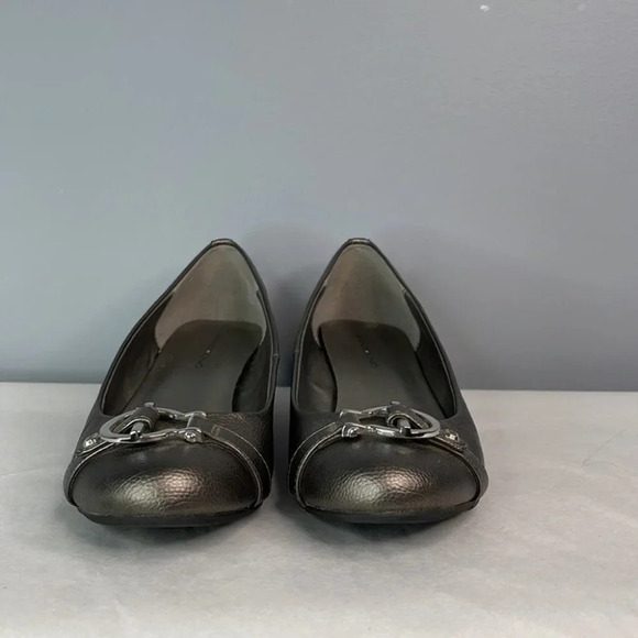 BANDOLINO Metallic Wedge Shoes Pewter Strap Buckle Vegan Leather Size 7.5 - Picture 3 of 12